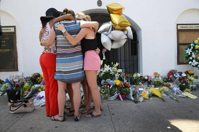 People-mourning-in-Charleston