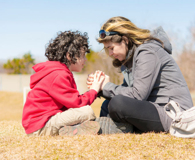 Mother-and-child-praying