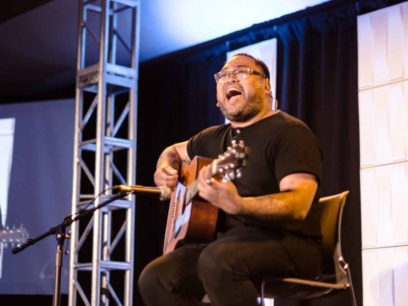 paolo-escobar-singing