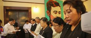 Aung San Suu Kyi Gathers Myanmar Religious Leaders