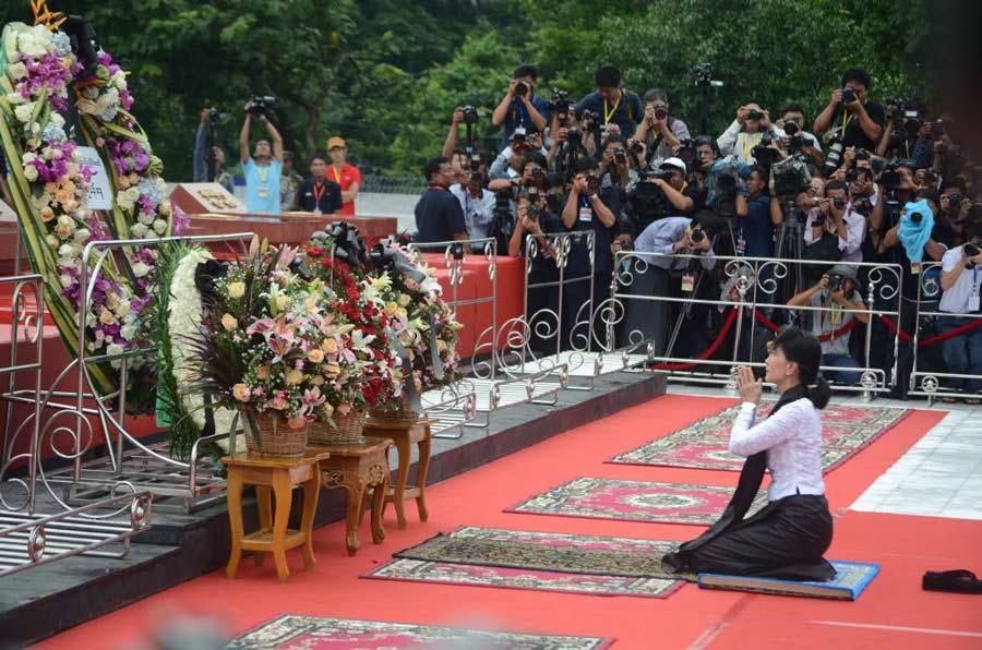 Aung-San-Suu-Kyi-praying