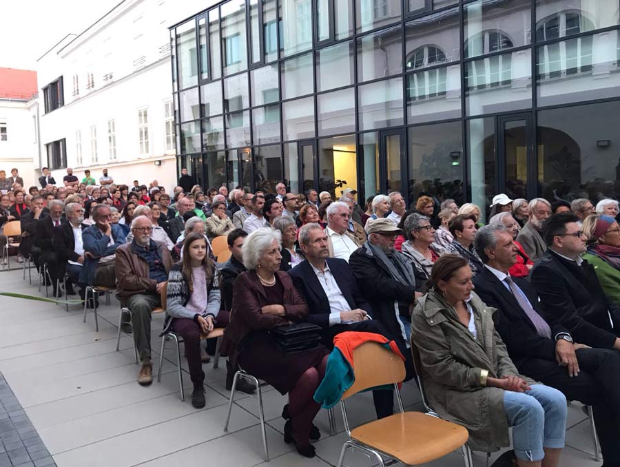 The celebration last week in Bruck an der Leitha of the bicentenary of Baha’u’llah’s birth attracted over 200 guests from the town and surrounding area. 