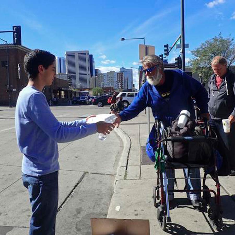 handing-out-food-to-homeless-colorado-bahai