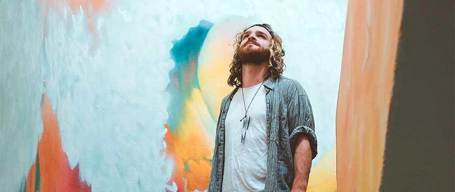 ¿Cuáles son los atributos espirituales de un artista?