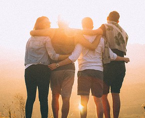 ¿Por qué los amigos que sirven juntos permanecen juntos?