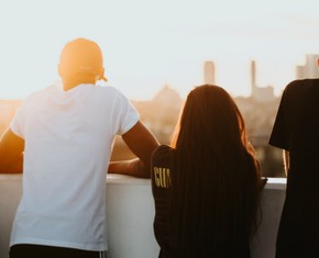 ¿Cómo la sociedad moldea a nuestros jóvenes?