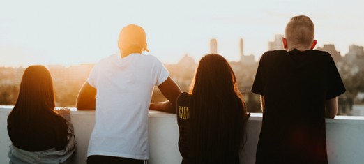 ¿Cómo la sociedad moldea a nuestros jóvenes?