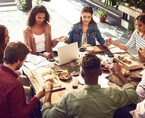 Cuando las personas oran juntas: conectando con su comunidad