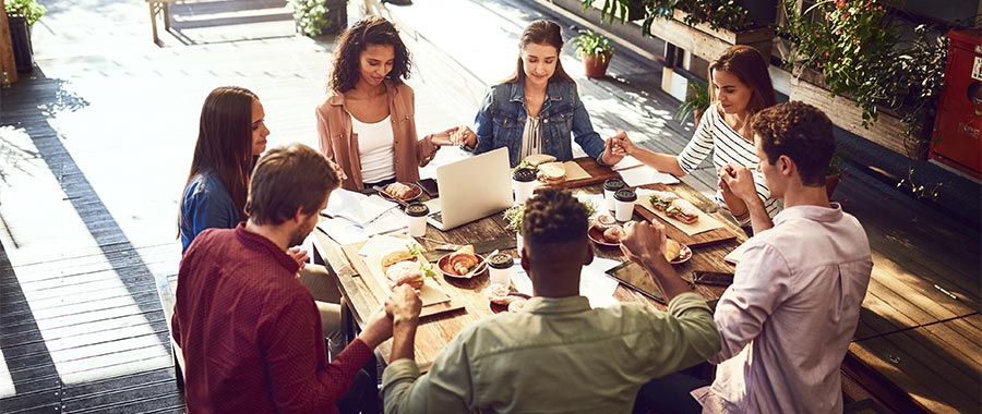 Cuando las personas oran juntas: conectando con su comunidad