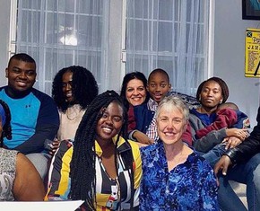 Cómo las amistades interraciales pueden llevar a la curación racial