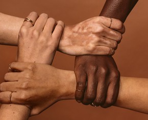 Construyendo una comunidad en busca de curación y armonía racial