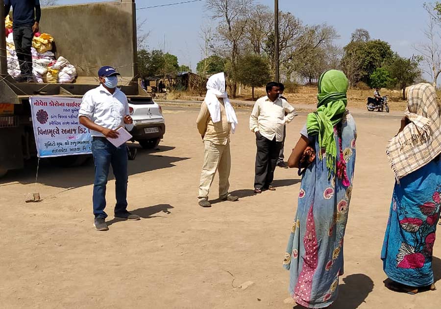 In one village in India, a construction company owned by local Baha’is used its trucks and other resources to bring food to 2,500 distressed households across 50 remote villages during the health crisis.