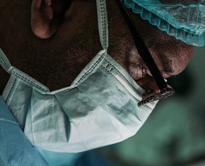 Apoyando a nuestros valientes doctores y enfermeras al frente de la batalla