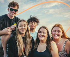 Aprovechando el poder de la juventud para ayudar a los estudiantes sin hogar