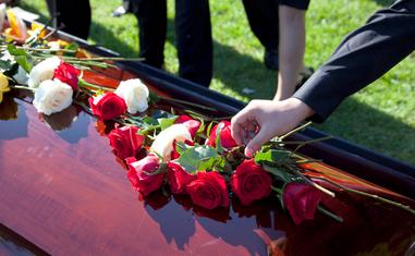 Los argumentos ambientales contra la cremación y el embalsamamiento