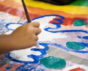 Cómo las artes ayudan a construir comunidades vibrantes y pacíficas