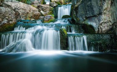 El significado espiritual del agua: descubriendo 5 símbolos significativos