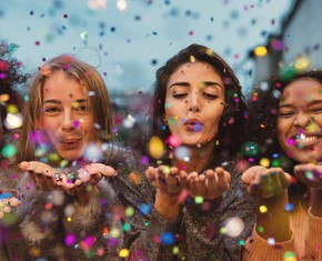 Feliz Ayyám-i-Há: Días de regalos, reuniones y servicio