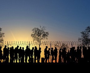 ¿Qué deben hacer los países ricos con los refugiados y los inmigrantes?