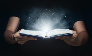 Leyendo las grandes enseñanzas espirituales de cada fe